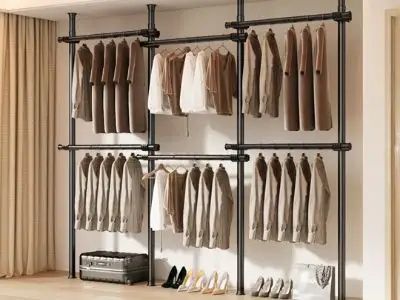 Trucos para dormitorios pequeños: maximizar el espacio vertical con estanterías de suelo a techo