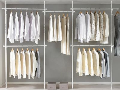 Quais são as vantagens de um guarda-roupa simples e portátil em relação a um guarda-roupa tradicional?