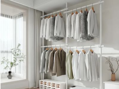 Qual é a diferença entre um guarda-roupa de madeira e metal?
