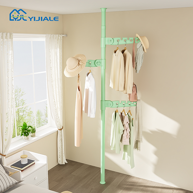 Barato y sencillo: una percha de ropa de tubos de PVC que utiliza pocos materiales.