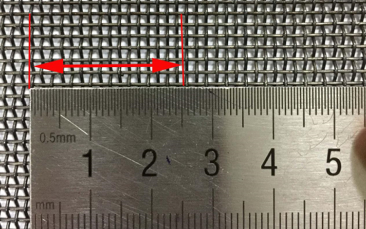 Comment mesurer la précision du filtre à mailles avec une règle ?