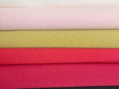 Effekten av stoffets elastisitet på stilfulle arbeidsuniformer