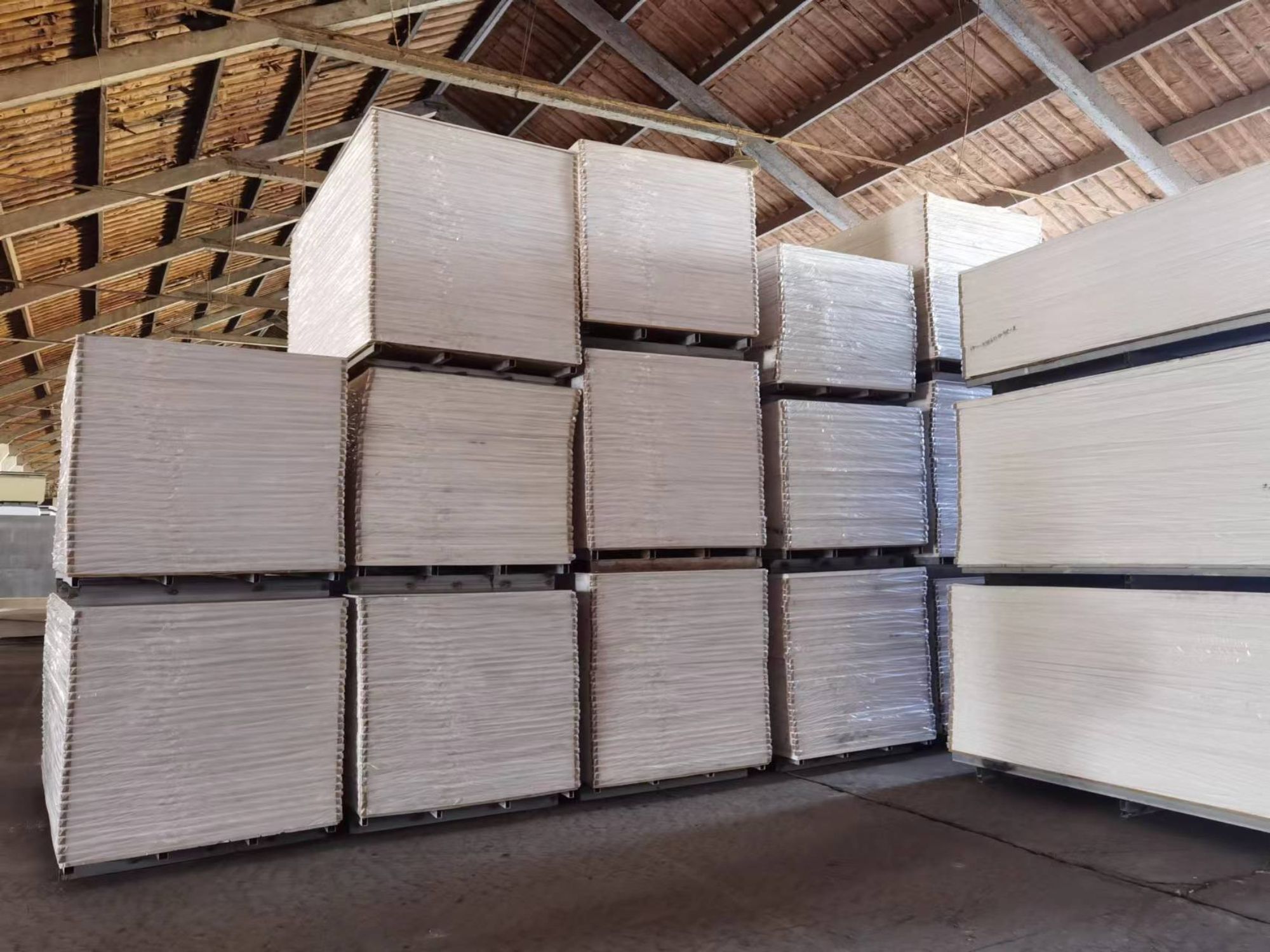 HANGZHOU JIAYING TRADE CO.LTD, spezialisiert auf die Herstellung von PVC-Platten mit herausragender Qualität.