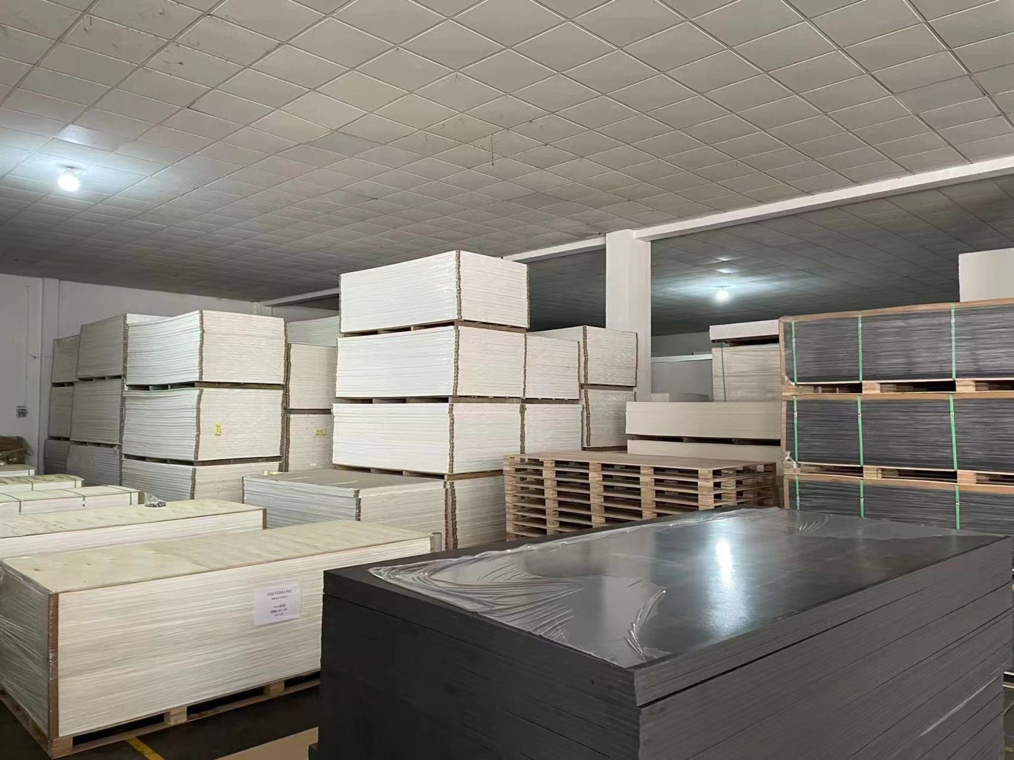 HANGZHOU JIAYING TRADE CO.LTD, spezialisiert auf die Herstellung von PVC-Platten mit herausragender Qualität.