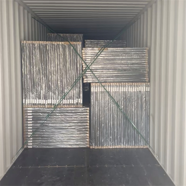 Profesionales capacitados para el cuidado y limpieza adecuados de productos de tablas de cubierta de PVC gris