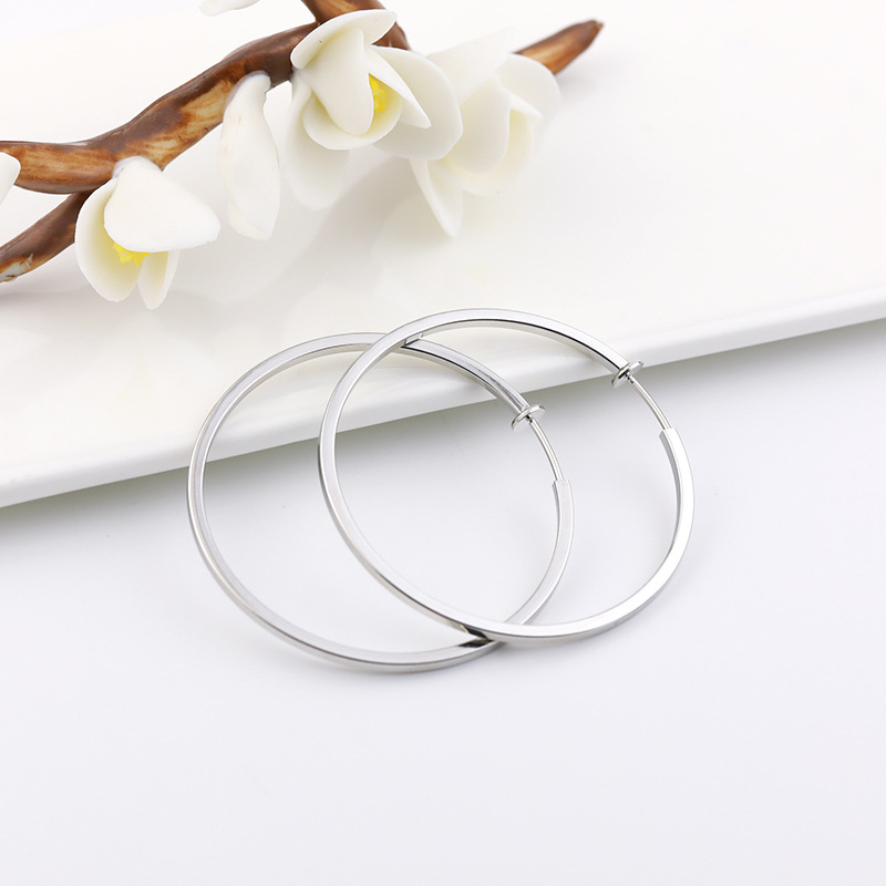Compare Material Advantages of Chunky Hoop Earrings for Buyers