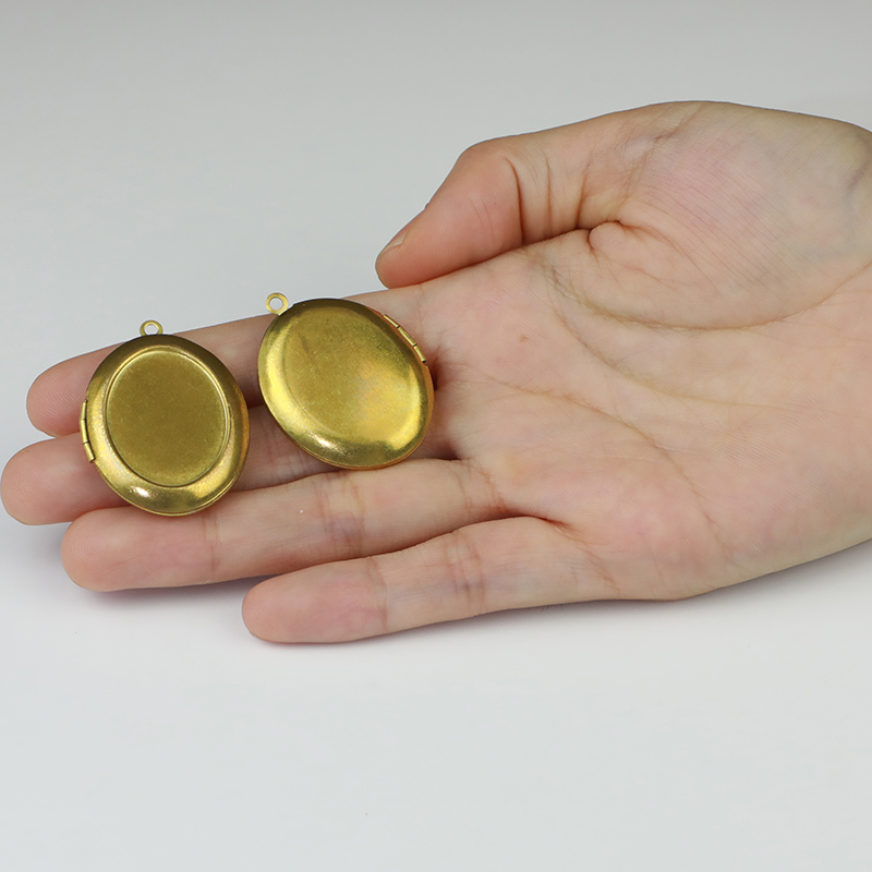 What Affects the Price of Picture Lockets?