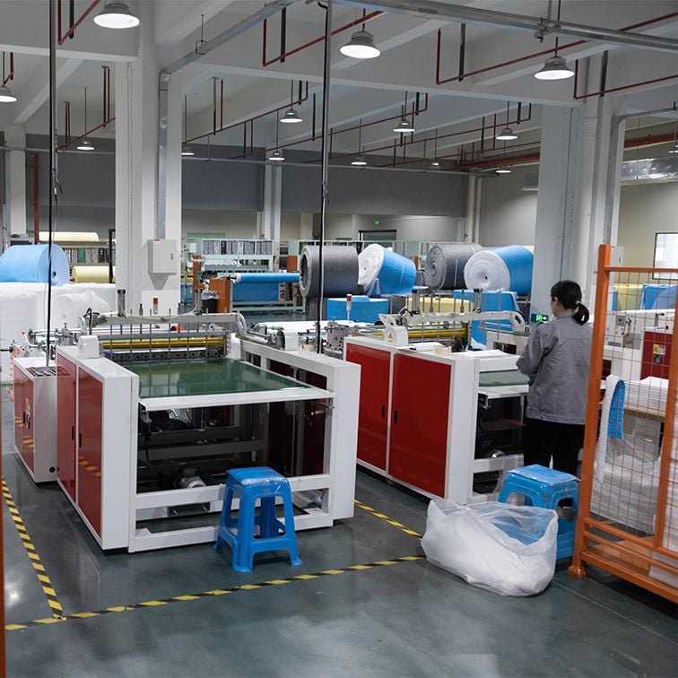 Slitting machine, cloth cutting equipment