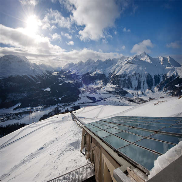 Obtenez votre approvisionnement quotidien en eau chaude avec un système fiable de chauffage solaire de l'eau