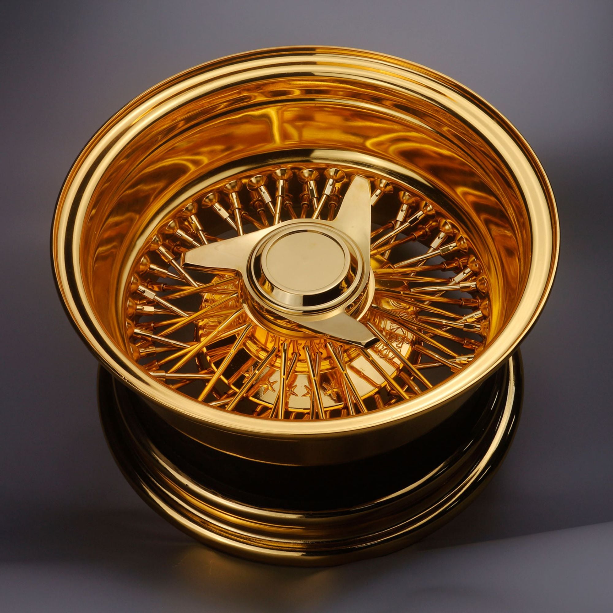 Goldene Drahtfelgen