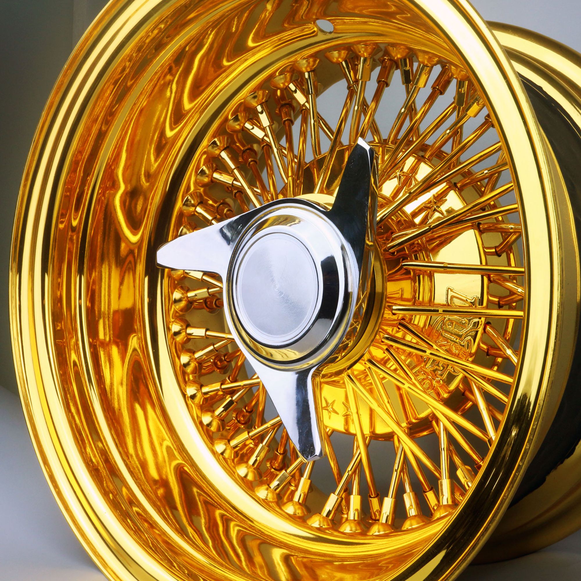 Goldene Drahtfelgen