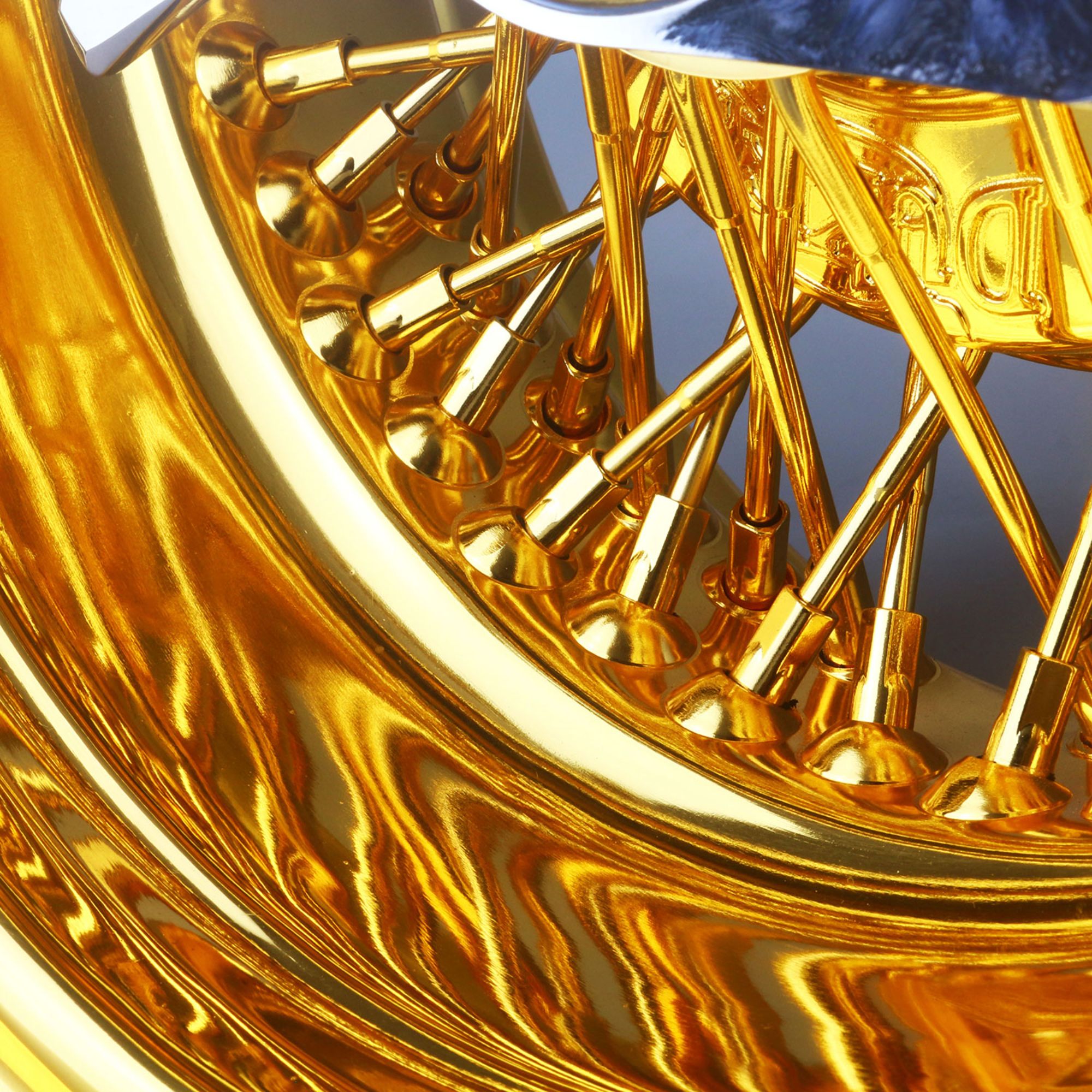Goldene Drahtfelgen