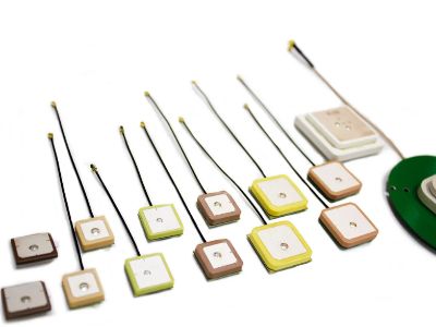 Performance Variations of GPS Antennes with Different Frequency Bands in Vehicle Applications