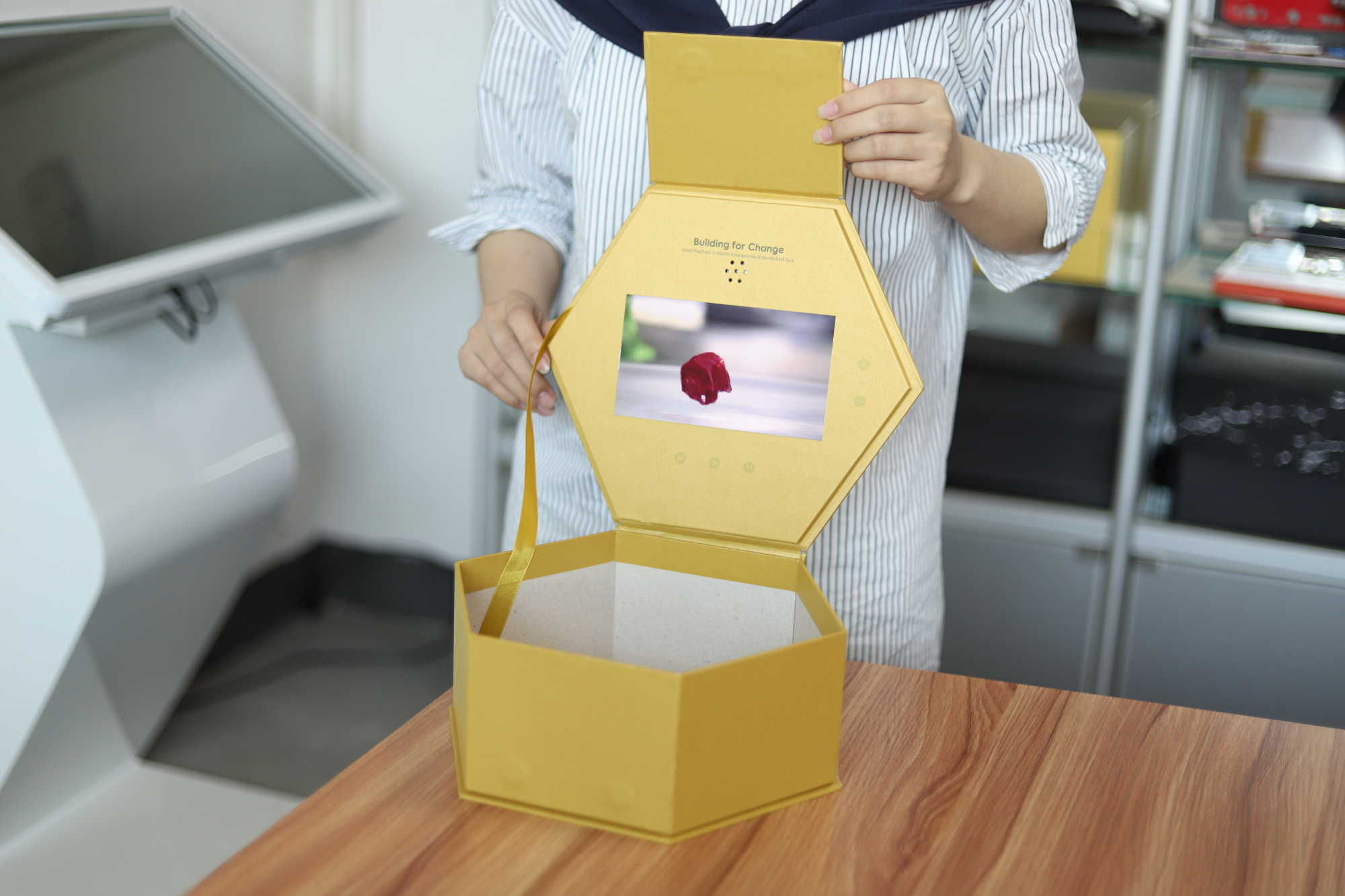 Caja de regalo de vídeo hexagonal