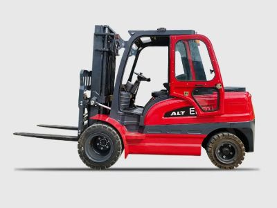 Four-Wheel Forklifts Improve Material Handling in Busy Warehouses