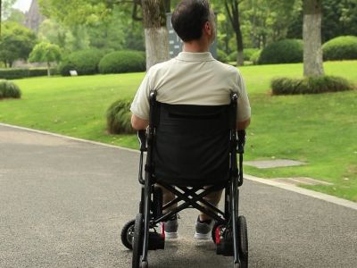 Fauteuils roulants en acier pliables : Démontage rapide en 10 secondes pour le rangement dans le coffre d'une voiture