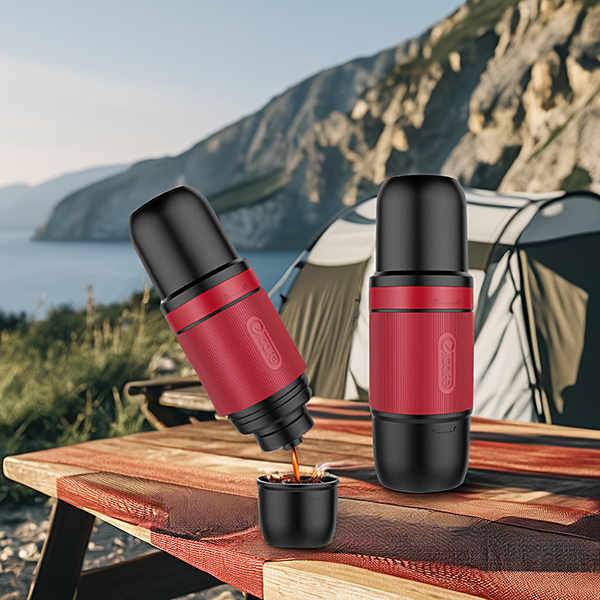 Despert-te en el desert amb cafè recènciament allisat i aromàtic amb una cafetera per a campings
