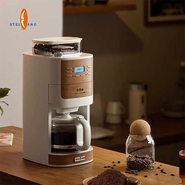 Personnalisez votre café du matin grâce aux réglages ajustables de mouture et d'intensité de préparation.
