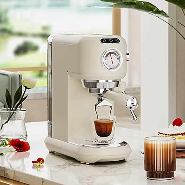 Élevez votre expérience d'espresso avec une machine Nespresso et un mousseur de lait.
