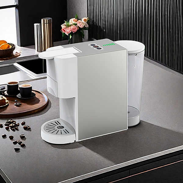 コンパクトで効率的な単杯用コーヒーメーカー、小さなキッチンに最適。