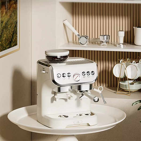 Hoe 'n Koffie-Maker Masjien Jou Geld Bespaar