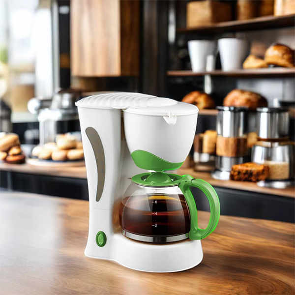 Obtenez votre dose de caféine en quelques minutes avec une machine à café de 5 tasses qui infuse plus rapidement que les appareils plus grands.