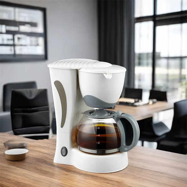 Emportez votre machine à café de 5 tasses partout avec vous pour savourer un confortant café où que vous soyez.