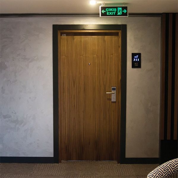 Comment utiliser une porte de chambre d'hôtel