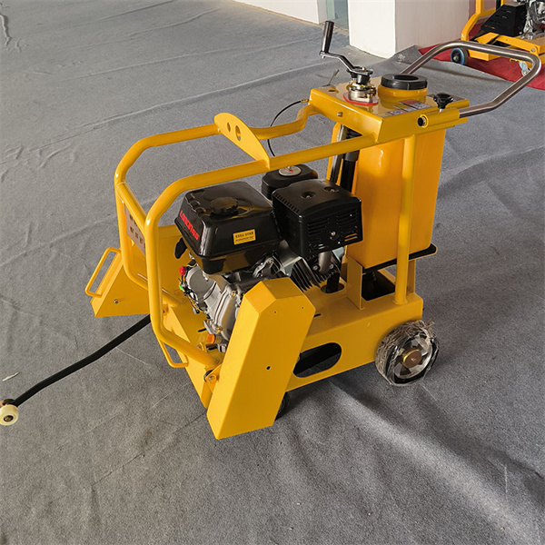 Giữ đúng hướng và đúng thời gian với một máy cắt đường chạy bằng xăng đáng tin cậy
