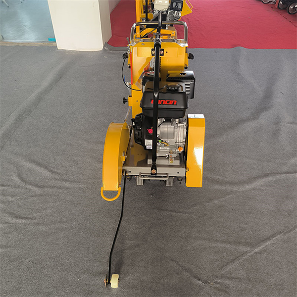 Các điều khiển đơn giản khiến máy cắt đường chạy diesel dễ sử dụng.