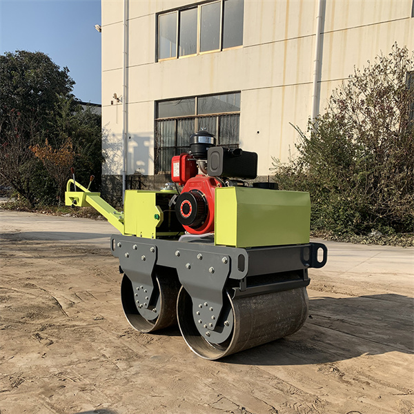 Máy ủi đường chạy diesel trong hoạt động