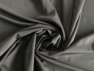 Le tissu tricoté permet des finitions évacuant l’humidité et anti-UV