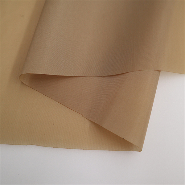 Utilisation du tissu en tafta violet