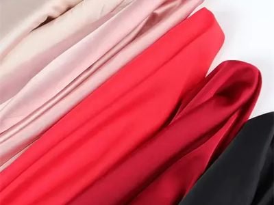 Tous les types de tissus subissent une teinture et une finition en interne