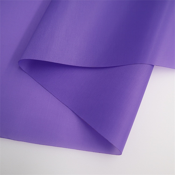 Innovation dans le tissu en tafta violet