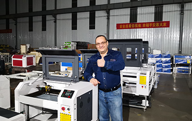 Very lovely customers come to our factory to inspect the machinery