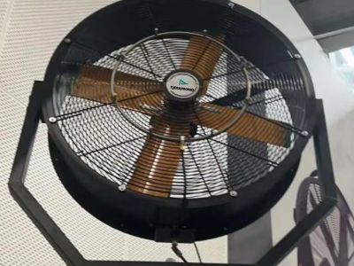 Ang Papel ng mga materyales na hindi nagkakaroon ng kaagnasan sa mga tagahanga ng fog sa labas