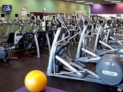 Cruthaigh timpeallacht shíoraí i staidiúis a dhéanamh ióga le fánaí le RPM íseal agus le trastomhas mór