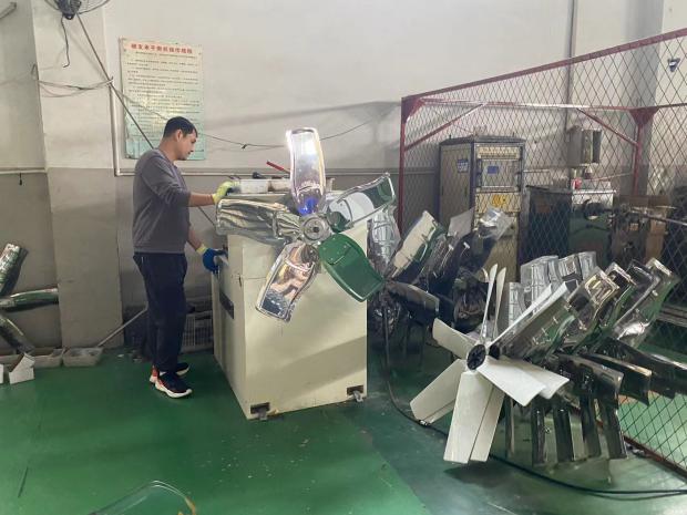 Galvanized sheet frame aluminum blades large air volume high speed 950mm round cowshed fan factory