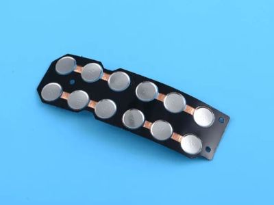 Pourquoi la rétroaction tactile des matrices de dômes métalliques est-elle essentielle à l’efficacité des opérateurs