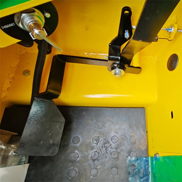 Desempenho pesado com um carregador compacto sobre esteiras