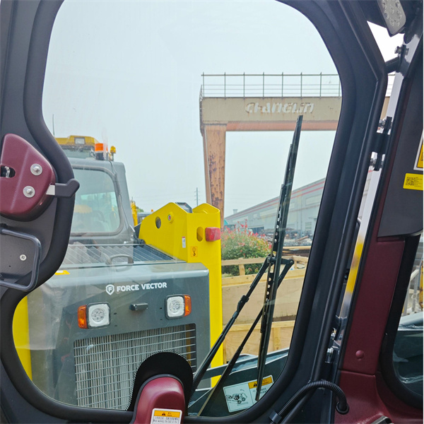 Navegar em Espaços Confinados Nunca Foi Tão Fácil com um Skid Steer Compacto