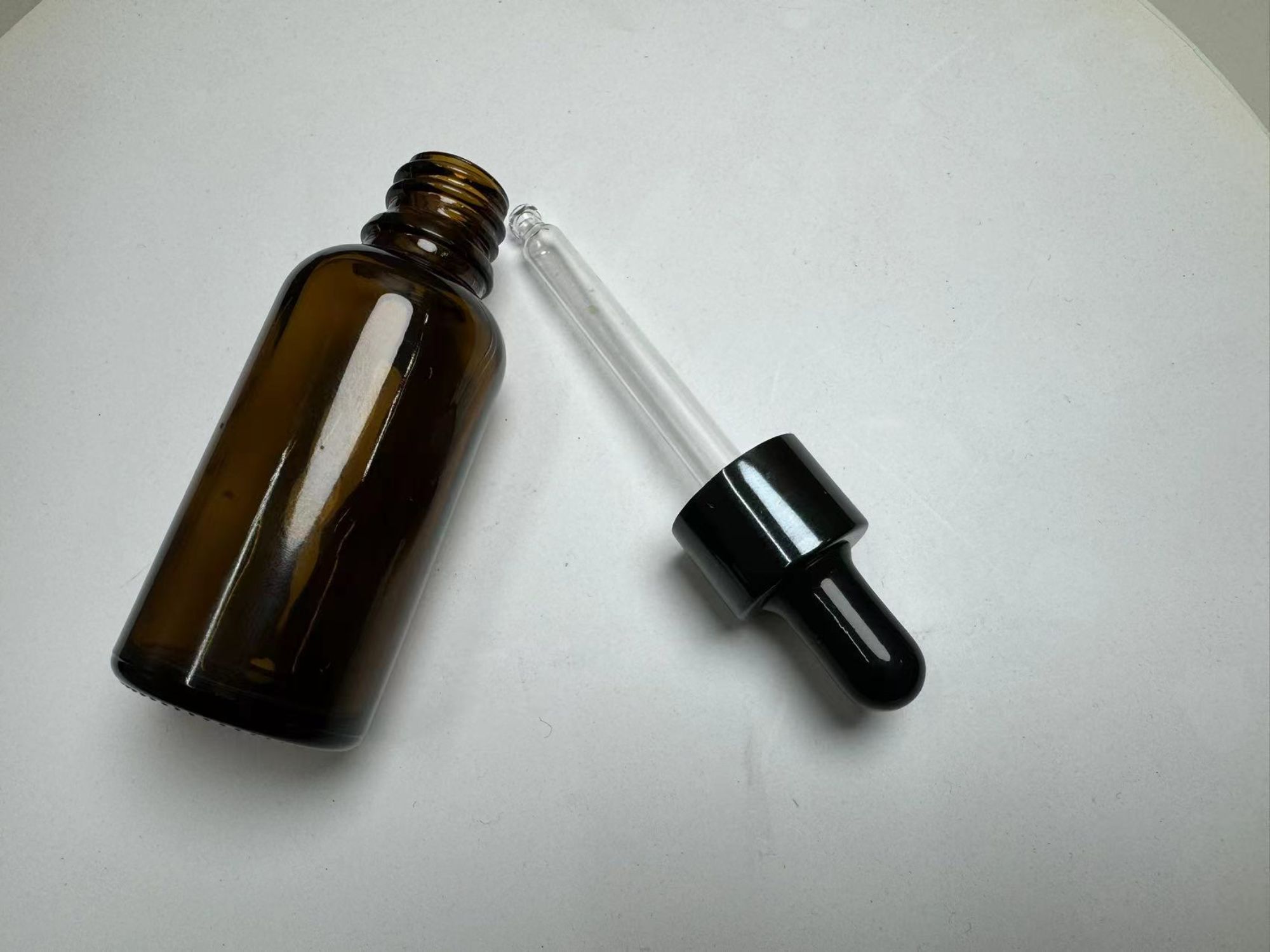 Flacon d'huile pour soins capillaires couleur ambre Conditionnement 5ml 30ml 50ml 100ml Flacon en verre à gouttes pour huiles essentielles