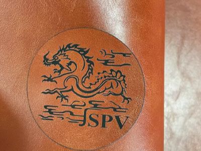 Fogħa Laser Leatherette kontra Leather Awtentiku: Li Huwa Afżlu għall-Engraving?
