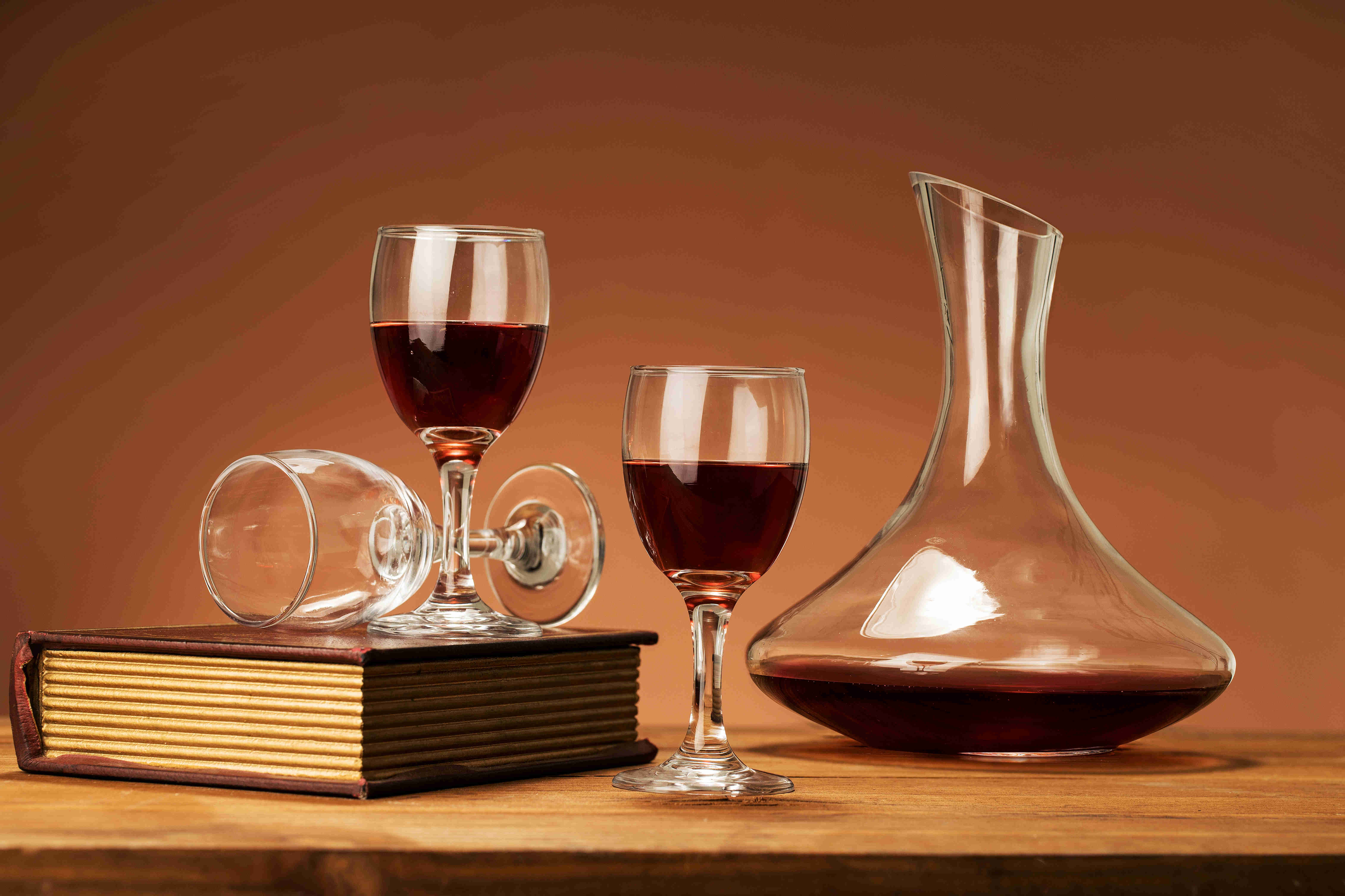 wholesale products customized logo U-shaped luxury glassware oblique wine decanter with handle factory