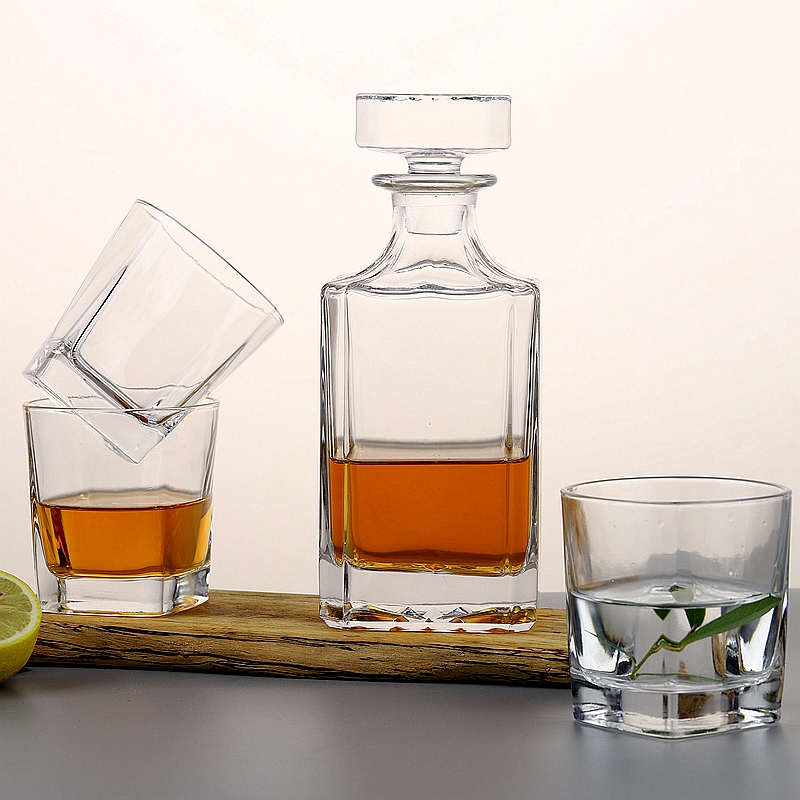 Custom logo smooth square whiskey decanter bottle wine glasses decanter set whisky decanter set with gift box supplier