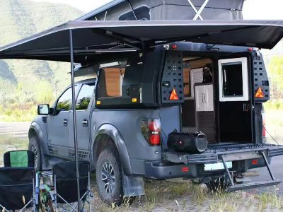 Muchos campers para camionetas de 2026 incluyen ahora USB-C y alimentación de 12 V como estándar