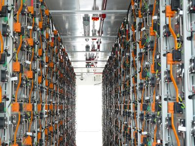 Battery energy storage system and flywheel energy storage: which technology will dominate by 2025?