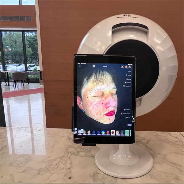 Analyze your skin at home with ease, through online photo examinations.