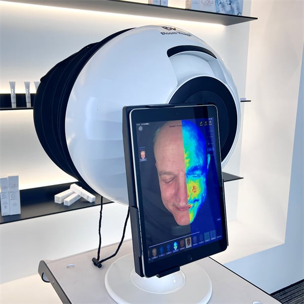 Smart Mirror Analyzes Every Aspect of Your Skin